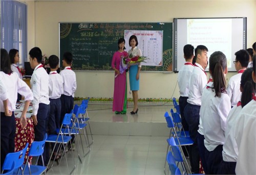 Cô giáo Nguyễn Thị Kim Nhung chủ tịch Công Đoàn trường THCS Ái Mộ tham gia thi giáo viên dạy giỏi bộ môn Lịch sử cấp Quận
